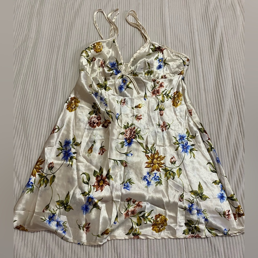 Vassarette Cream Flower Slip Dress, Not Sure What Size It Is But Fits As A Small